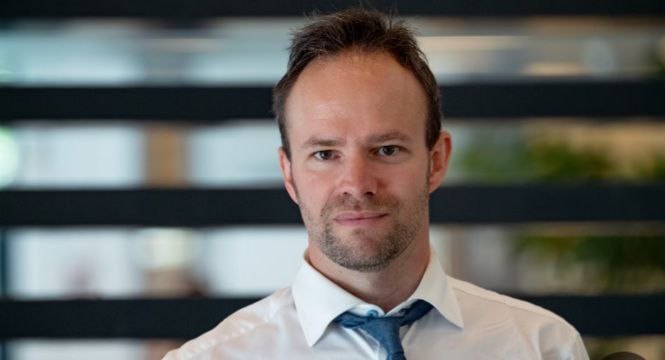 دفتر کارش تخریب شد و برایش سبیل هیتلر کشیدند