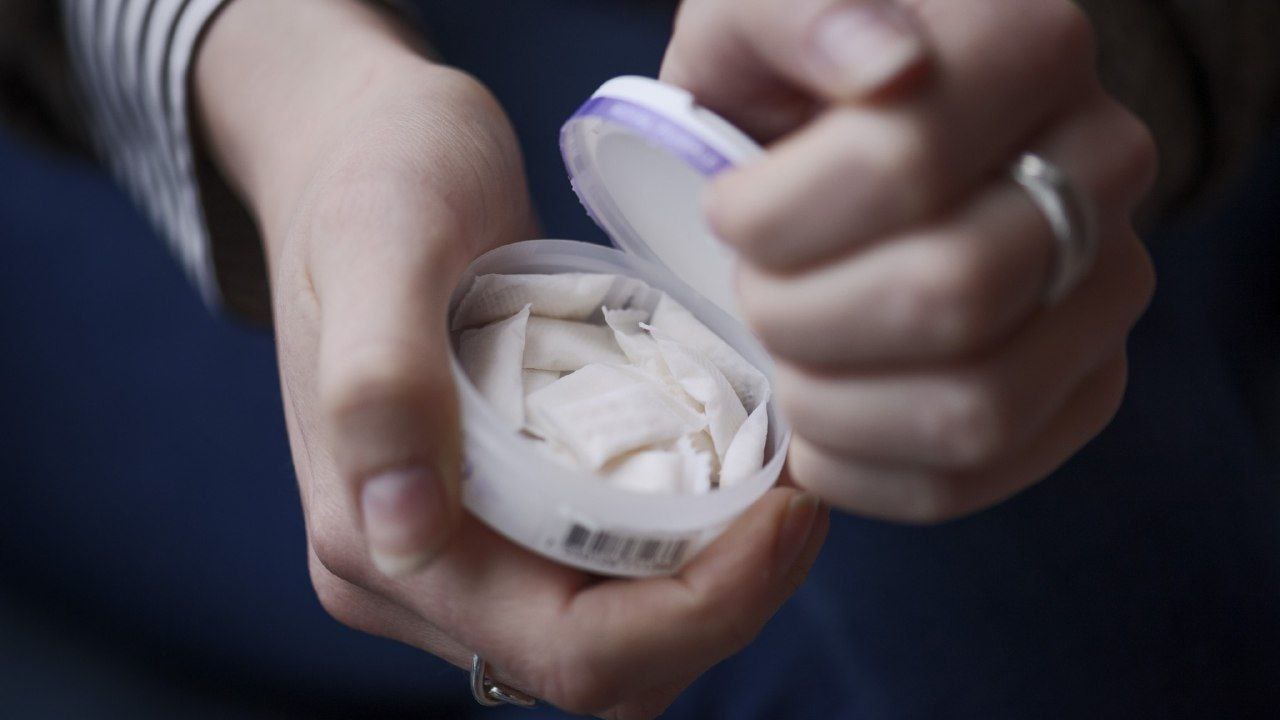 استفاده از انفیه سفید در حال افزایش است: ” حس تازه‌تری می‌دهد”