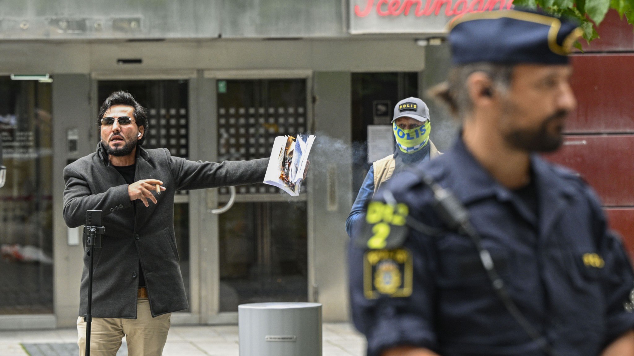 ⚡️ پیشنهادات: به این ترتیب پلیس می‌تواند از سوزاندن قرآن جلوگیری کند