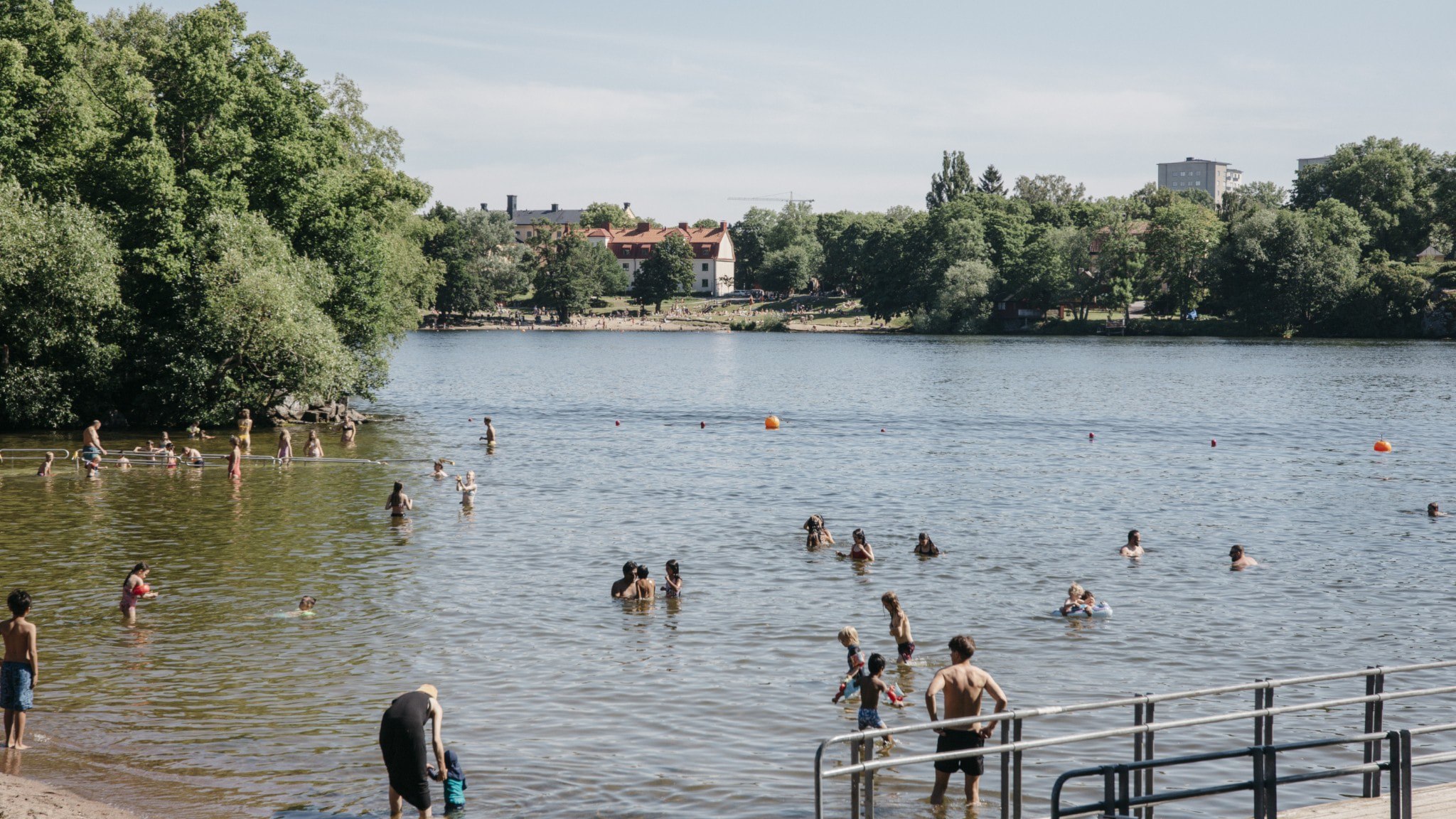 ⚡️ خطر ابتلا به بیماری‌های گوارشی پس از باران شدید هنگام شنا کردن وجود دارد