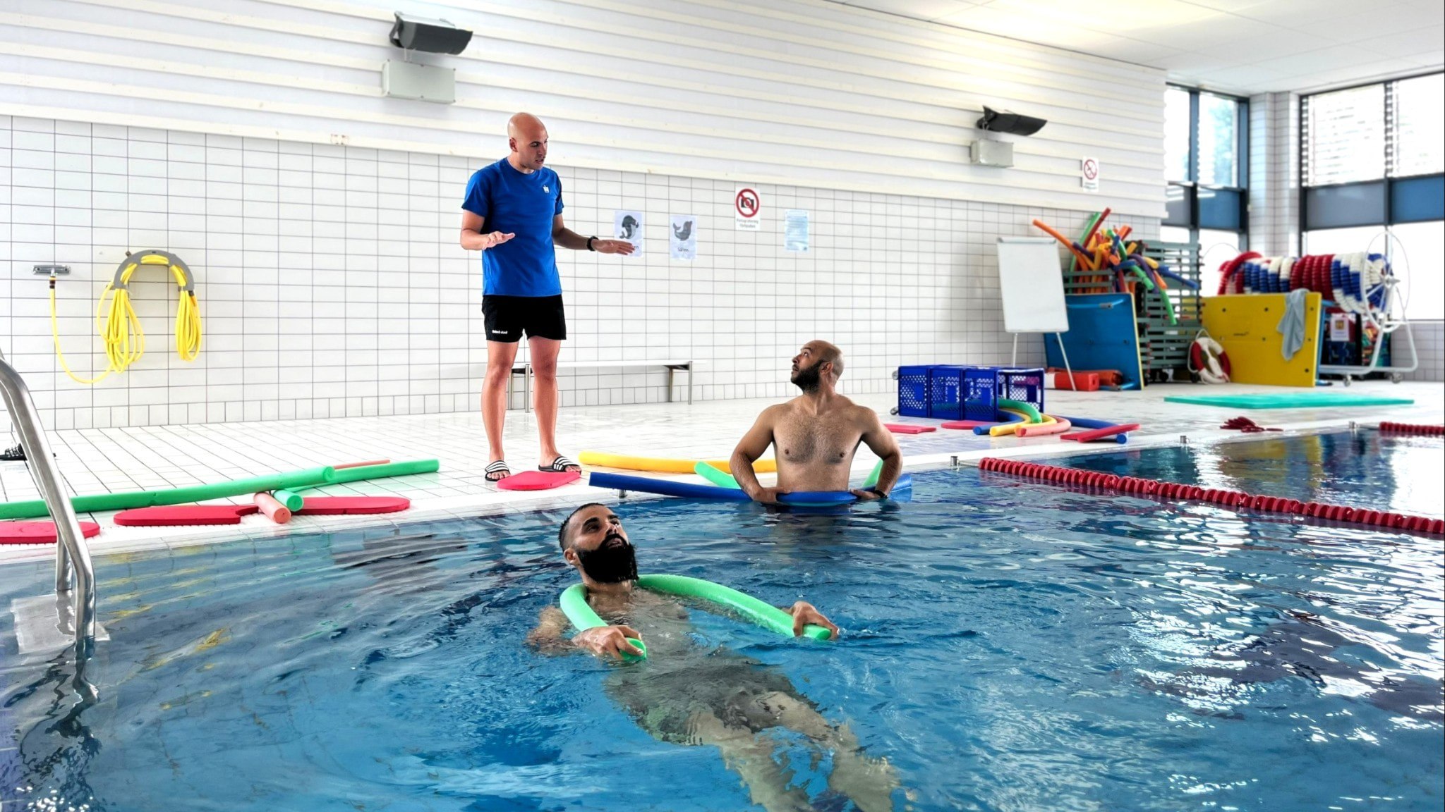 ⚡️ اینجا بزرگسالان شنا کردن را یاد می‌گیرند: “حتی نمی‌توانستم در آب بپرم”