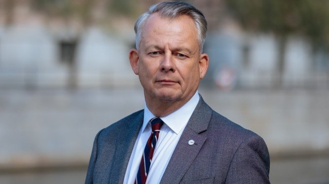 ⚡️ انتقاد از شرایط درآمد بالاتر: “فارغ‌التحصیلان خارجی را دلسرد می‌کند”