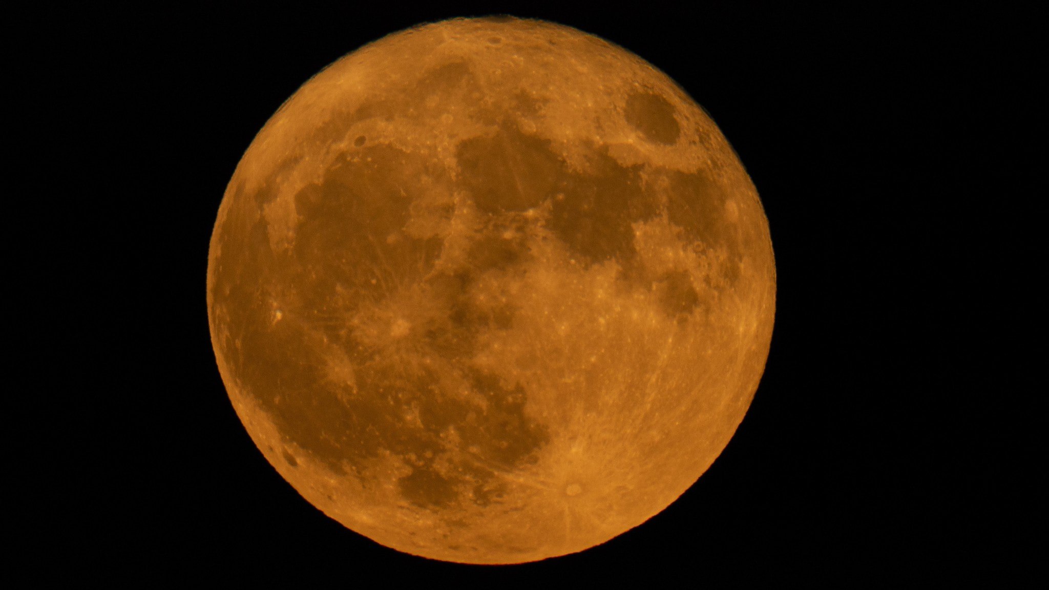 ⚡️ ابرماه در راه است – بهترین زمان برای مشاهده آن چه زمانی می‌باشد