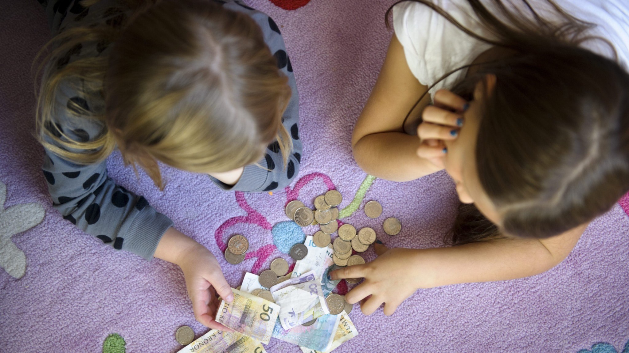 ⚡️ کودکان از سنین کم علاقه به پول نشان می‌دهند