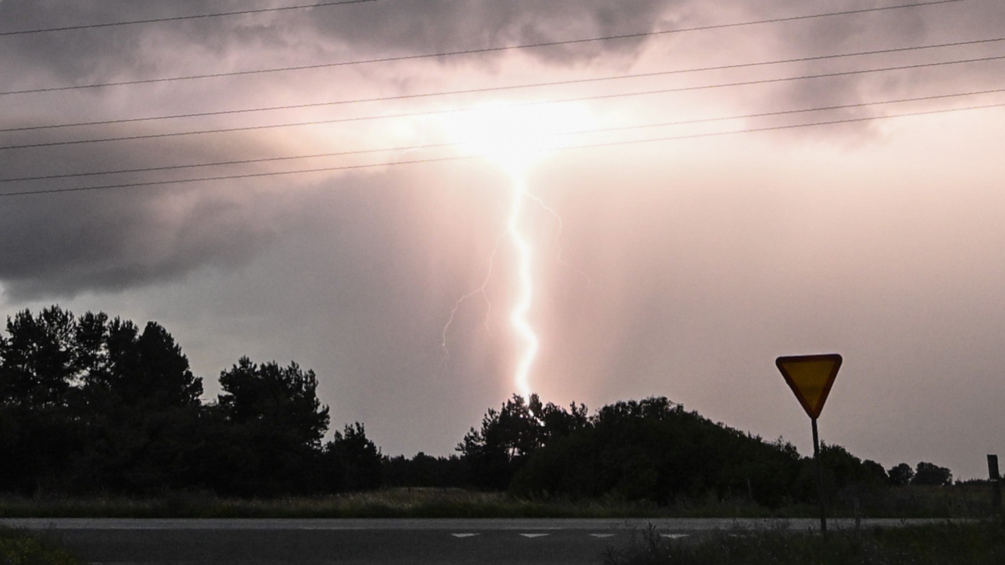⚡️ اینگونه از خود در برابر رعد و برق محافظت کنید