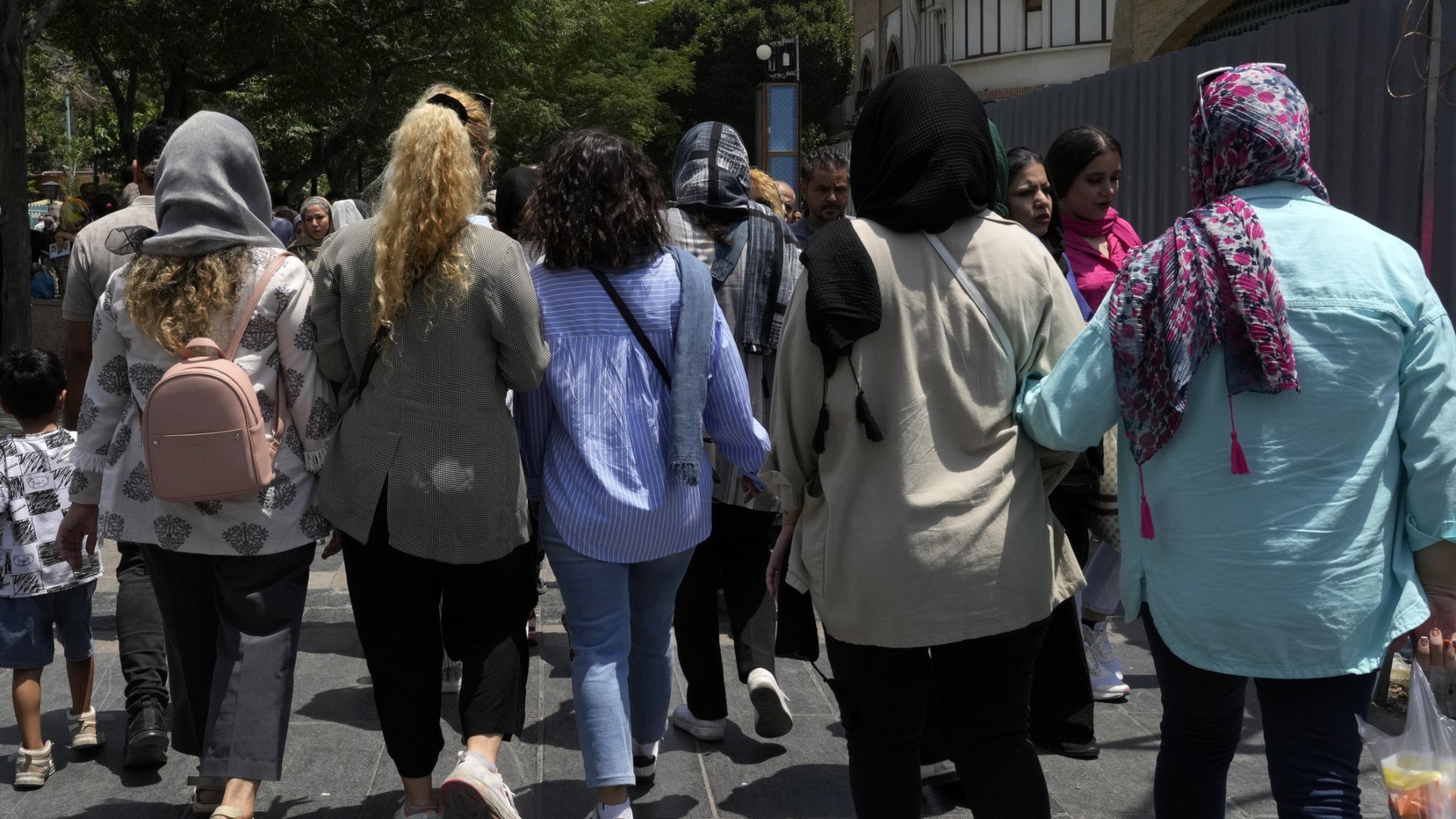 ⚡️ زنان در ایران با وجود اجبار به حجاب، همچنان به مقاومت ادامه می‌دهند. هزاران نفر از آنها با مصادره خودروهای خود مواجه شده‌اند.