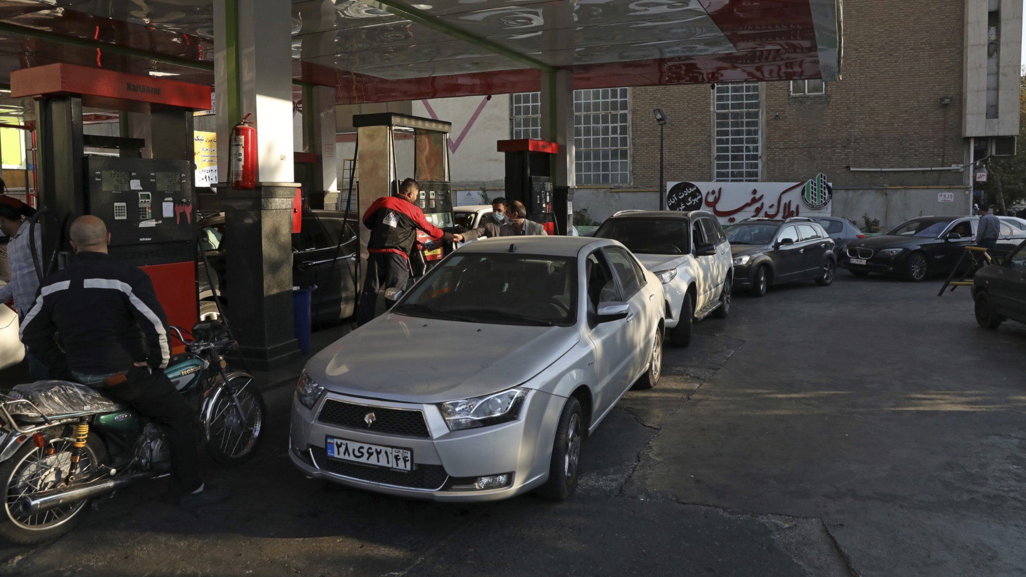 ⚡️ ایرانیان از جنگ بزرگ می‌ترسند: “مردم ترسیده‌اند و سوخت ذخیره می‌کنند.”