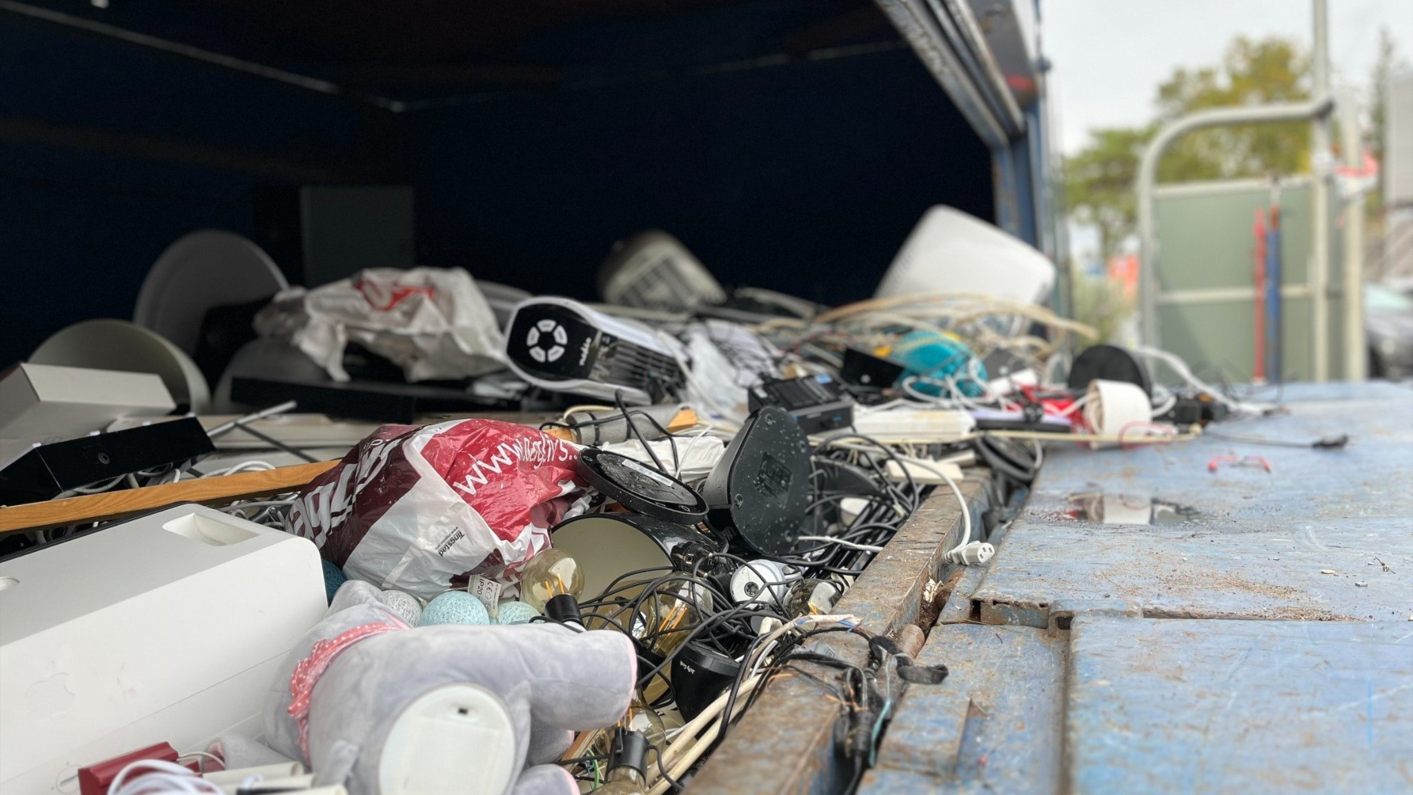 ⚡️ هر ساله هزاران تن لوازم الکترونیکی کوچک در زباله‌های خانگی دور ریخته می‌شود