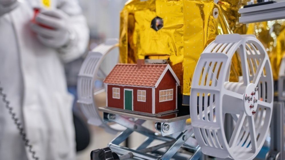 ⚡️ کلبه قرمز به فضا فرستاده شد؛ ممکن است غیرقانونی باشد