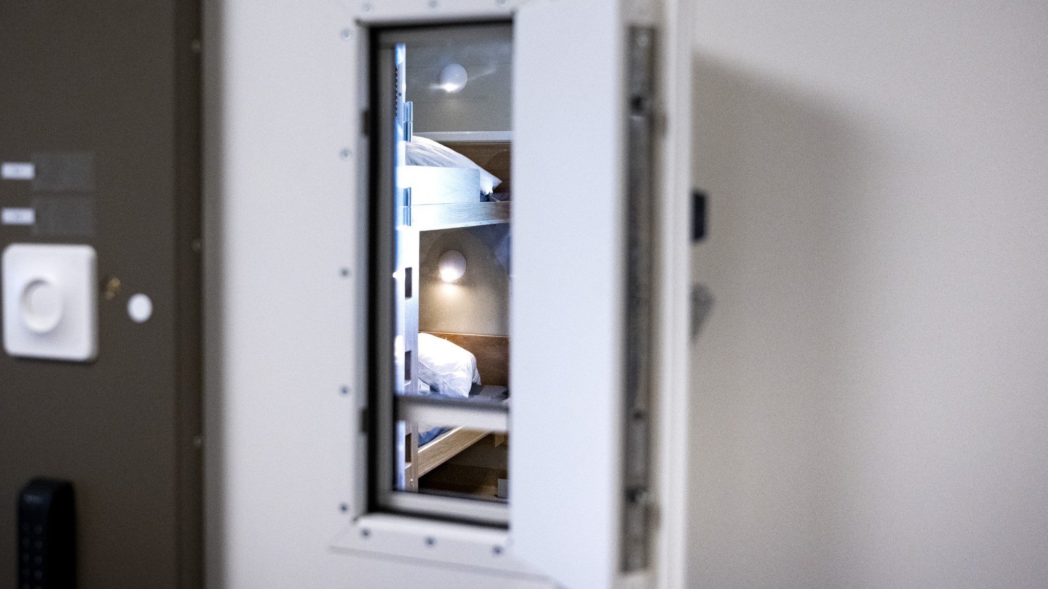 ⚡️ چراغ سبز برای دو زندانی در کوچکترین سلولها: هر نفر سه متر مربع