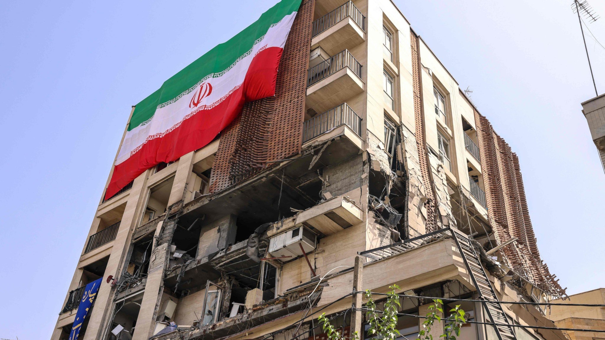 ⚡️ ساکنان تهران در بازگشت به خانه مردد هستند: «منتظر خواهیم ماند»