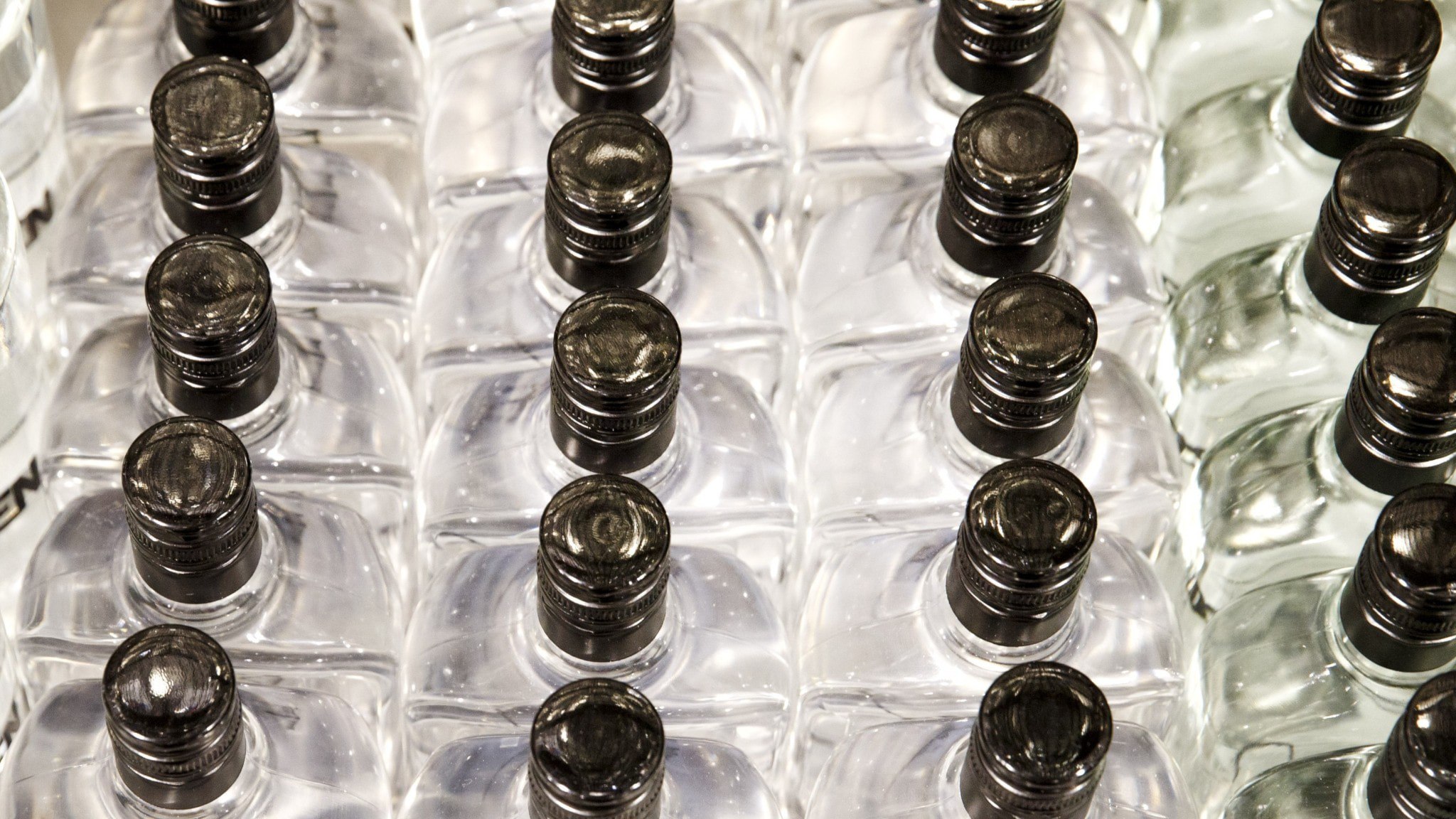 ⚡️ دستگیری جوان ۱۸ ساله – مظنون به فروش الکل سمی به جوانان