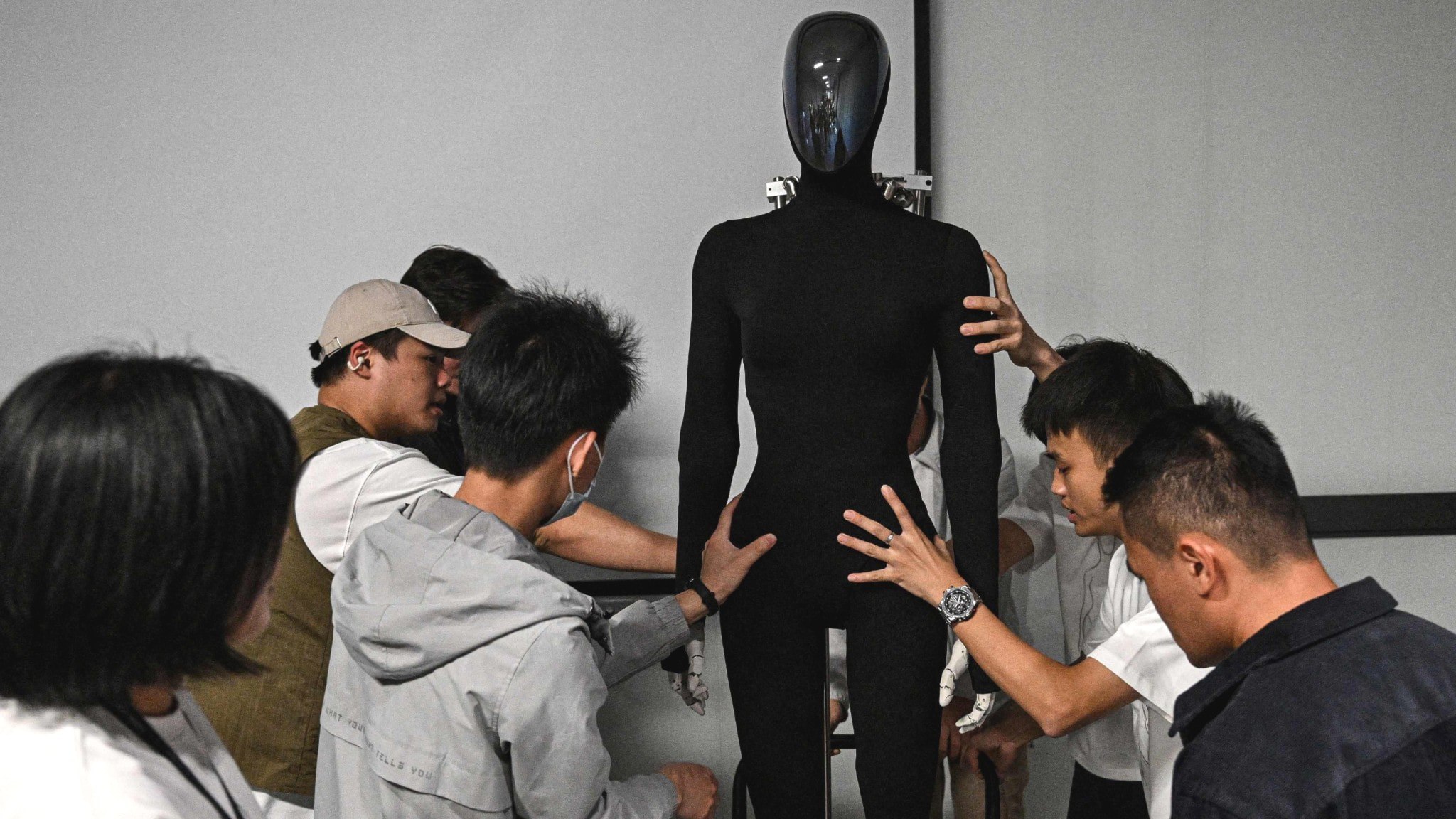 ⚡️ چین گام بعدی در رقابت فناوری را برمیدارد؛ افتتاح فروشگاه رباتیک در پکن